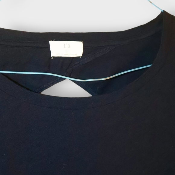 T LA WOMENS SIZE LARGE BLIE SHIRT OPEN IN BACK - Picture 6 of 7